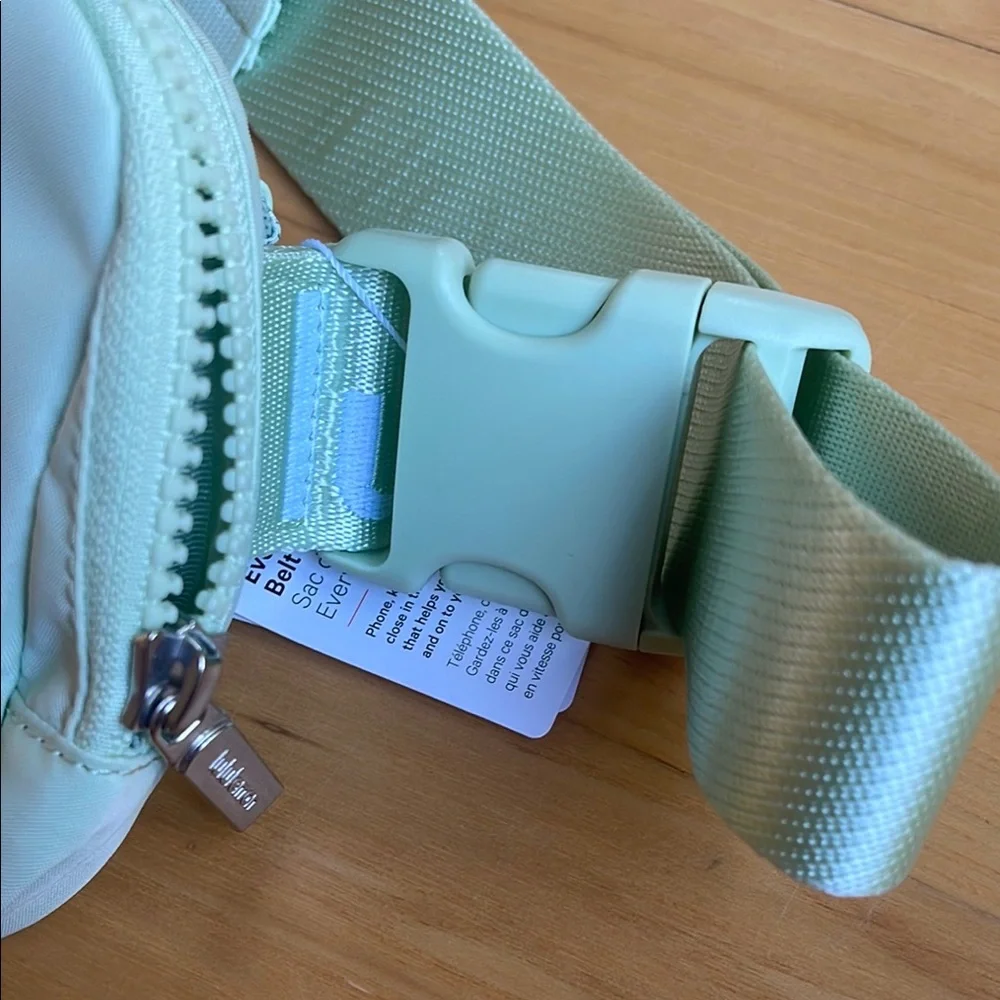 NWT Lululemon Athletica Kohlrabi Green Belt Bag with Adjustable Strap - Picture 8 of 9